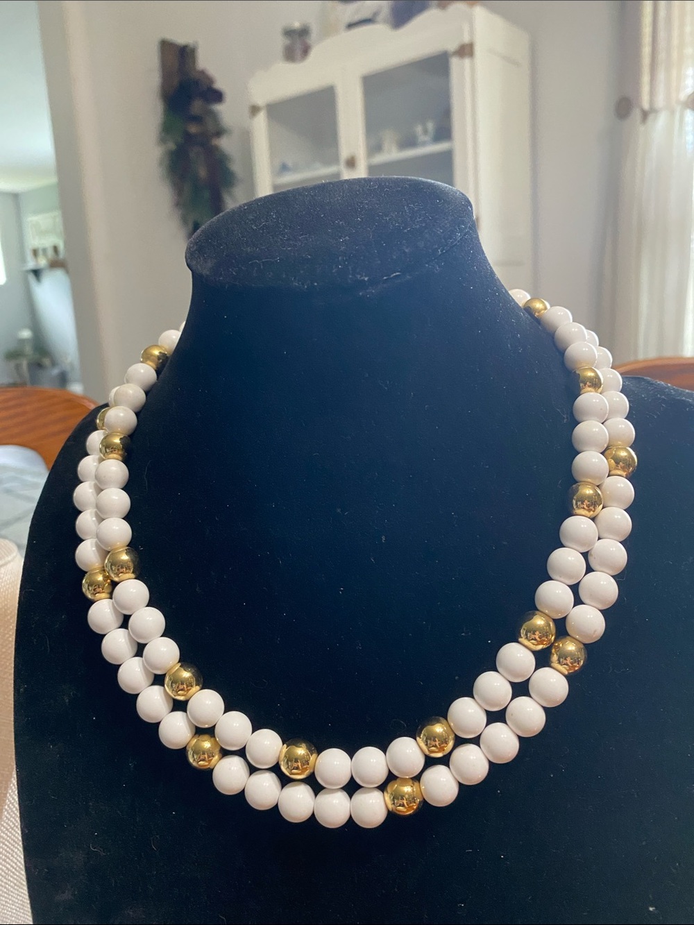 VTG Classic White and Gold Beaded Necklace